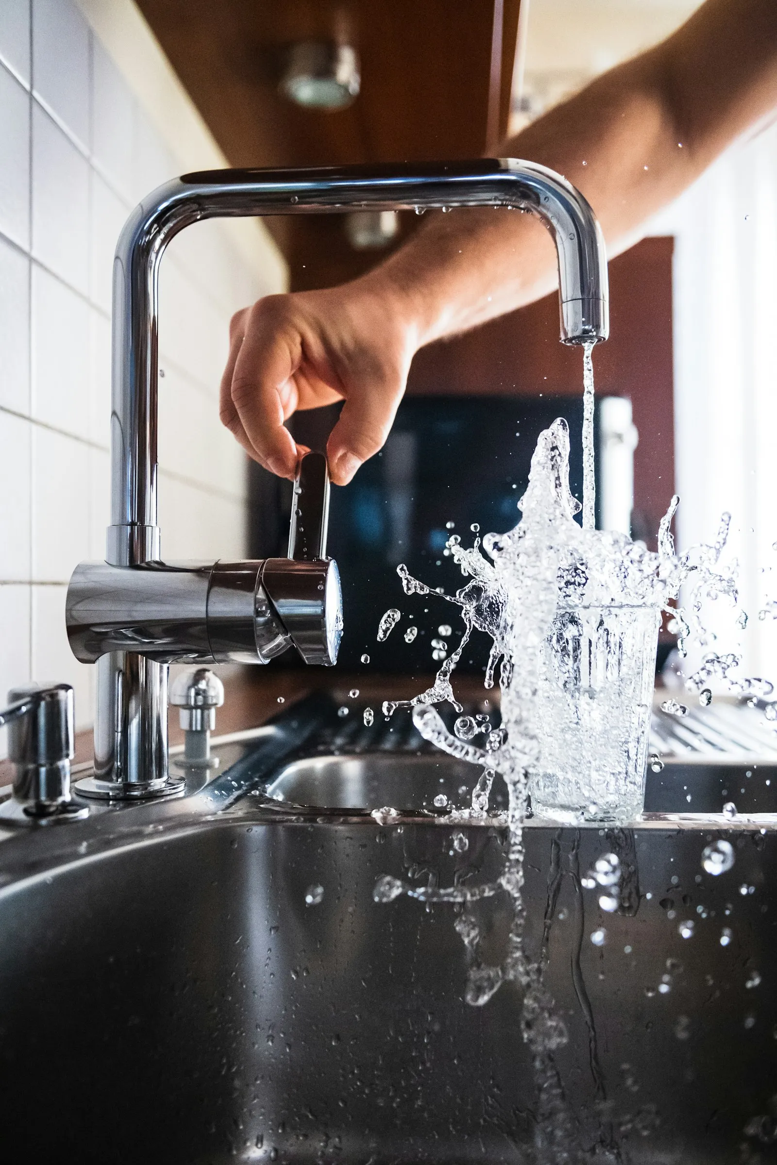 Comment déboucher une canalisation : 5 méthodes qui marchent