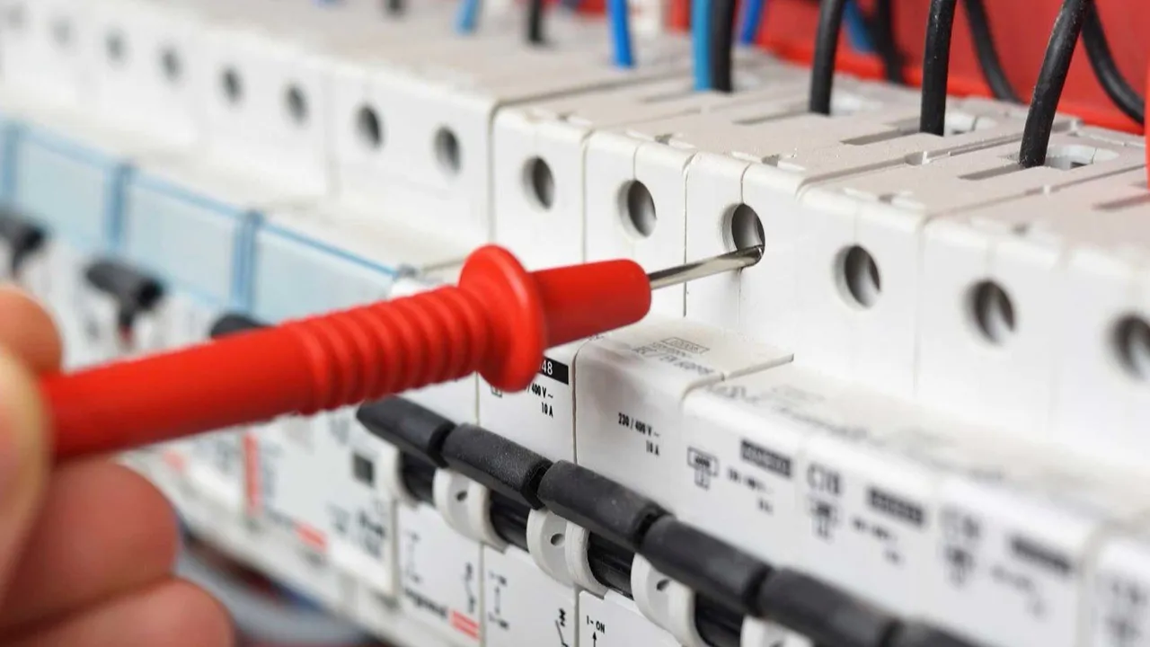 Électricien Azur Électricité 06 en intervention sur un tableau électrique dans les Alpes-Maritimes